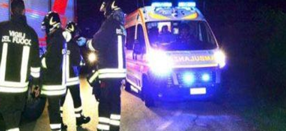 Paura nel cuore della notte: 20enne perde il controllo della moto e si schianta, soccorsi in azione