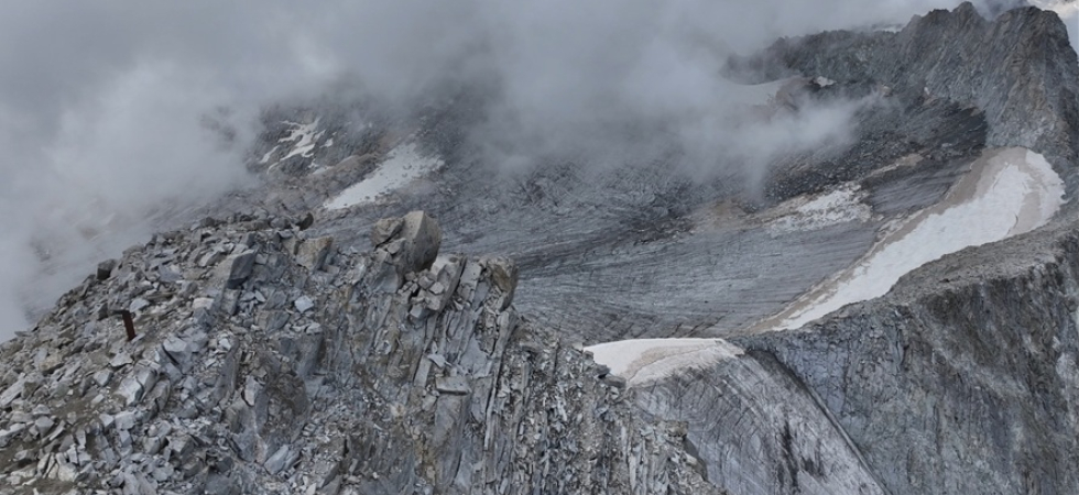 Foto Cristian Ferrari, Cima della Presanella: sullo sfondo la testata del ghiacciaio Nardis con l'ultima neve residua e al centro il ghiacciaio pensile della Presanella, ormai totalmente esposto e senza neve