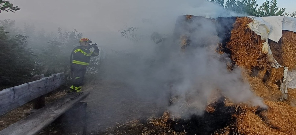 Incendio all’alba, una colonna di fumo visibile a distanza: le fiamme avvolgono delle balle di fieno