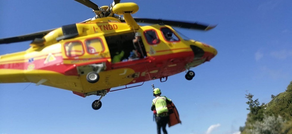 Momenti di paura sul sentiero, escursionista scivola e si ferisce: in azione i soccorsi, donna elitrasportata in ospedale