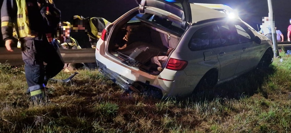 Paura nella notte, perde il controllo dell'auto e finisce nella scarpata: in azione i vigili del fuoco