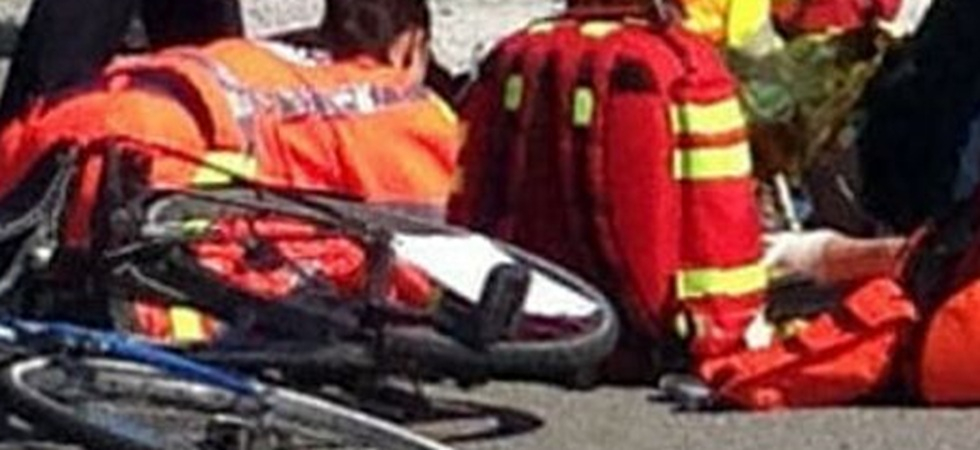 Perde il controllo della bici e finisce scaraventato violentemente a terra