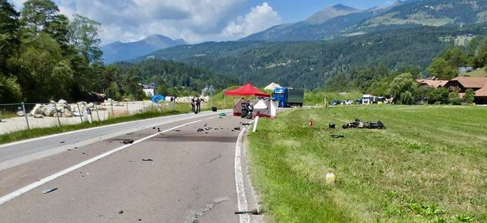 Scontro frontale auto - moto: l'impatto devastante, un uomo è morto