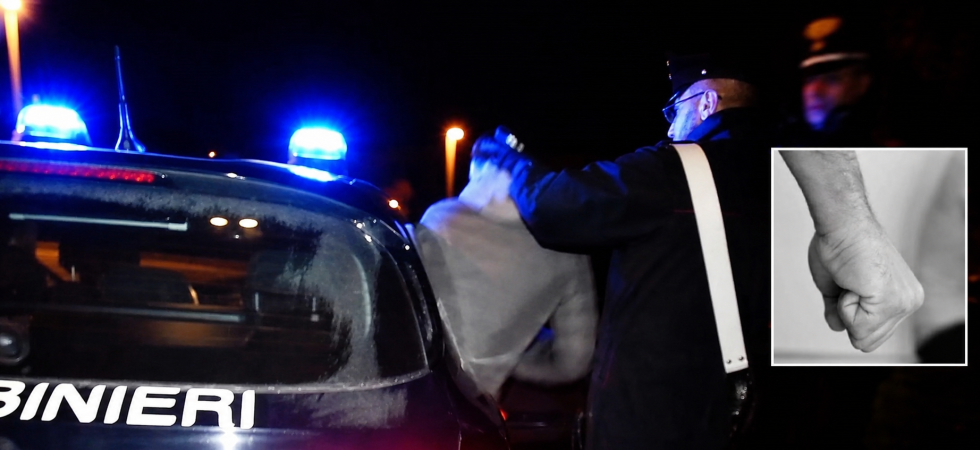 Aggredisce la compagna in auto, lei si barrica dentro ma lui sfonda il finestrino