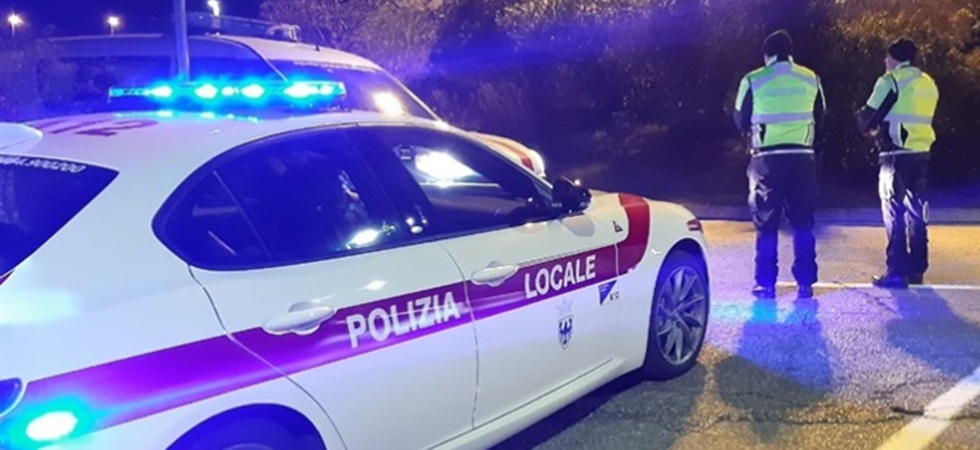 Foto d'archivio Follia in centro a Trento dopo un tamponamento: la seconda auto riparte e percorre 200 metri con l'altro conducente sul