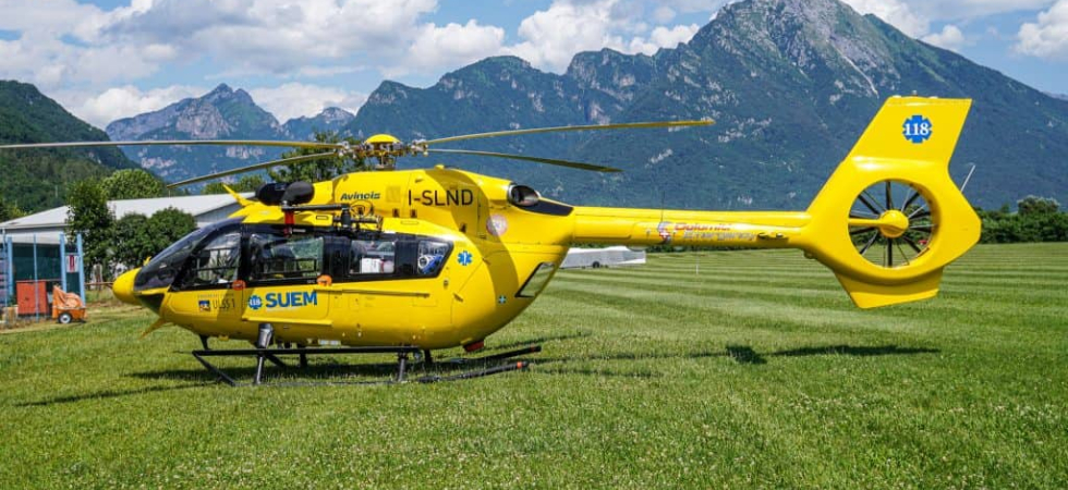 Trauma al volto e una donna non riesce più a proseguire: l'elicottero sale in quota per soccorrerla