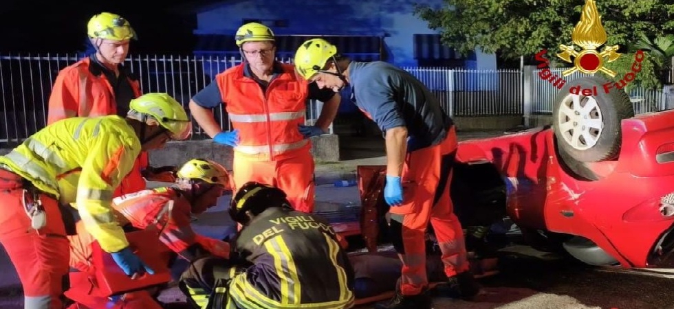 Perde il controllo dell'auto e si cappotta, momenti di paura per un giovane bloccato fra le lamiere