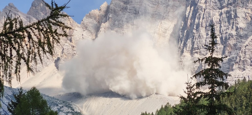 Il boato, l'enorme crollo di roccia dalla montagna e la nube di polvere: allertato il soccorso alpino