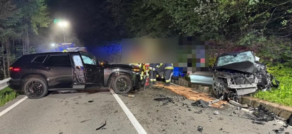 Violentissimo frontale tra due auto sulla statale: in azione i soccorsi, sei persone in ospedale