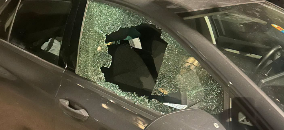 Sente il rumore di vetri infranti e vede una persona che fruga nell'auto