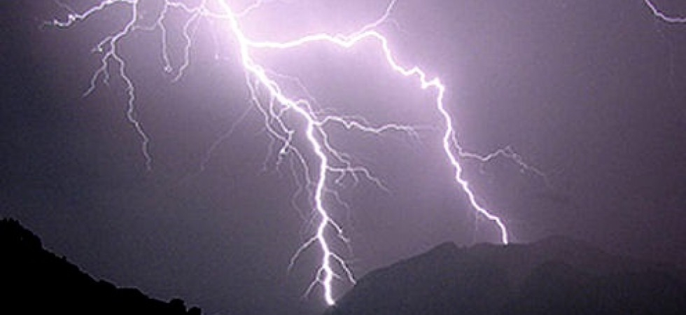Colpito da un fulmine mentre affronta la ferrata: escursionista recuperato con l'elicottero di soccorso
