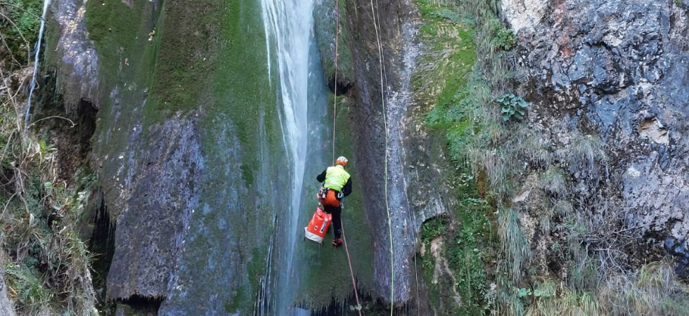 Si fa male nel canyon del torrente sotto gli occhi della compagna