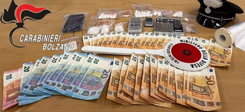 Spaccio in centro, due arresti in 48 ore: sequestrati quasi due chili di hashish, cocaina e migliaia di euro in contanti