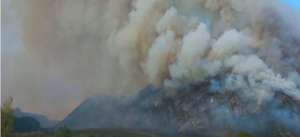 La pioggia si "ferma" in pianura e sul monte Amariana prosegue l'emergenza incendi: "Roghi di difficile contenimento"