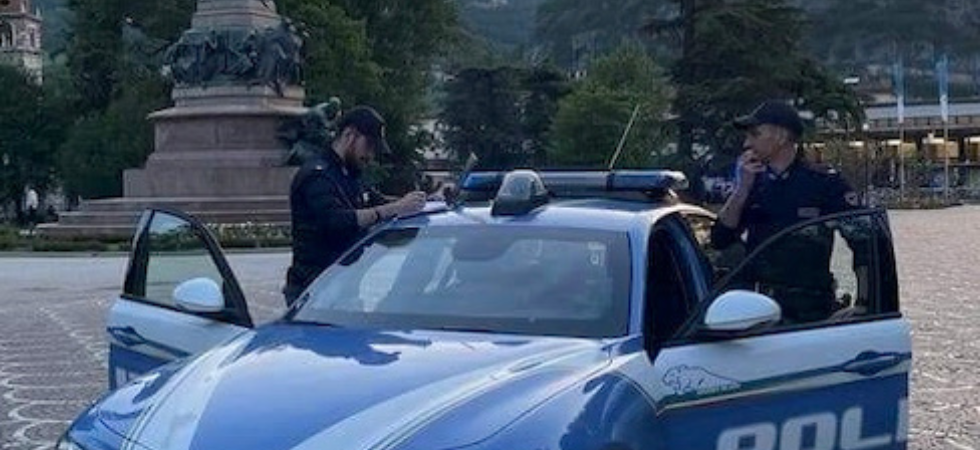 Vede gli agenti e cerca di disfarsi della droga lanciandola nel laghetto di Piazza Dante: arrestato