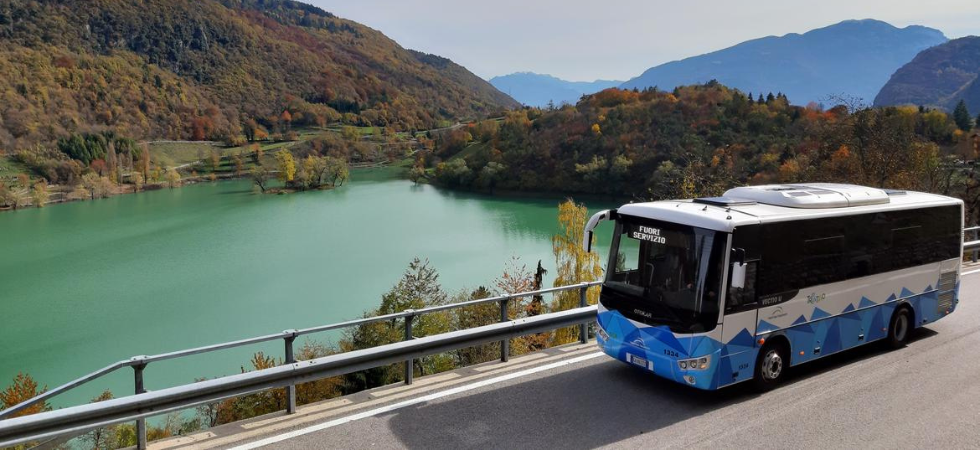 Gli autisti credono di correre un gran premio, sui pullman 40 gradi di temperatura