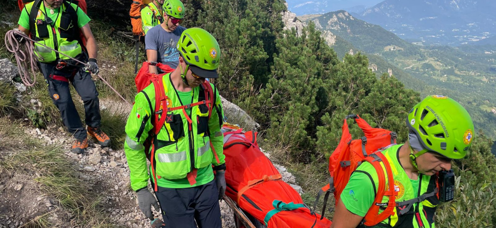 Inciampa, cade per due metri e sbatte il volto sul sentiero: 62enne infortunato sotto gli occhi della moglie e degli amici
