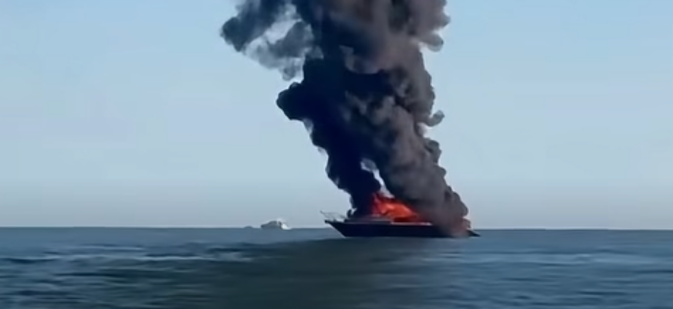 Grossa colonna di fumo nero visibile da chilometri di distanza