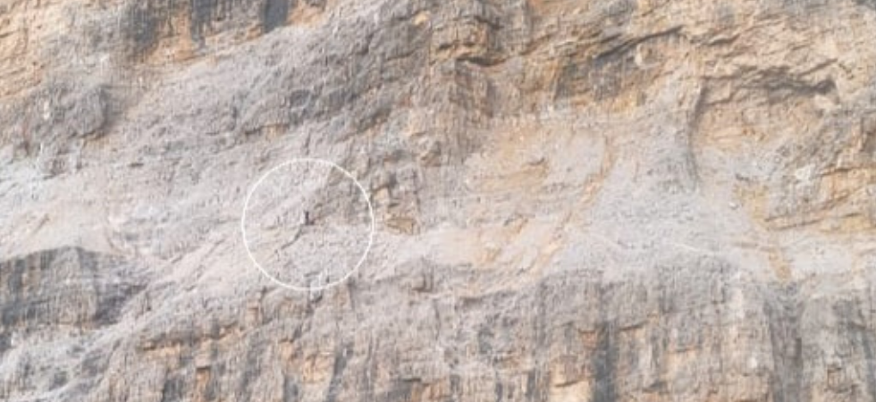 Crampi alle gambe in parete, donna di 38 anni in difficoltà in cima alla ferrata: interviene l'elisoccorso