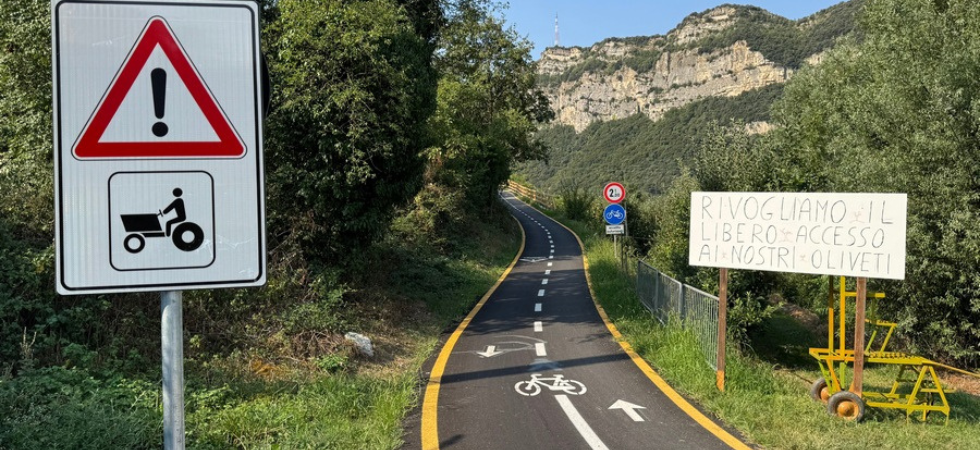 Con i trattori tra le bici dei turisti che sfrecciano in discesa a velocità folli