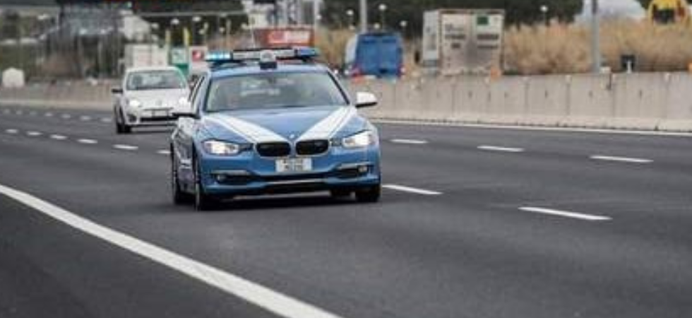Sbanda, fugge dalla polizia, supera in corsia d'emergenza danneggiando un guardrail