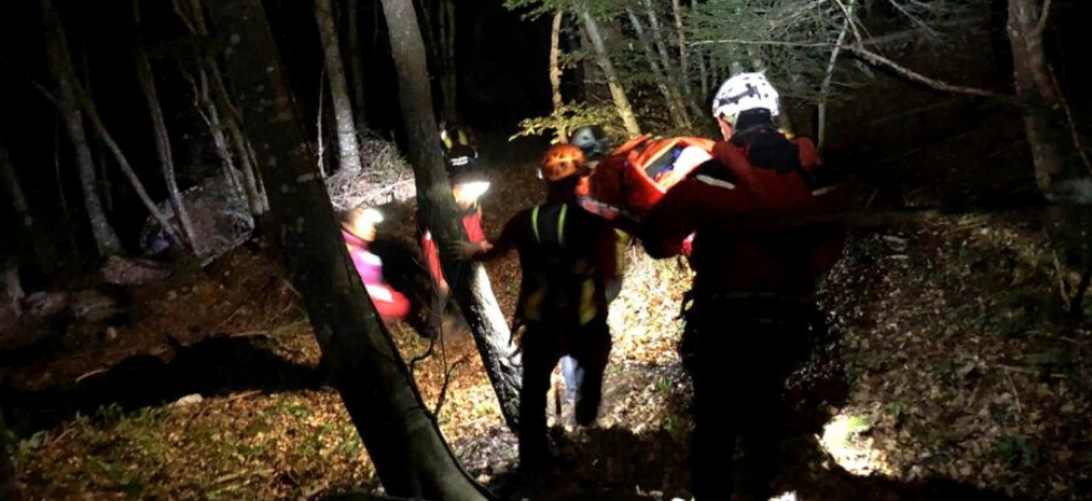 Scivola mentre fa i bisogni nel bosco e precipita per 30 metri in un ripido pendio, 69enne elitrasportato in ospedale