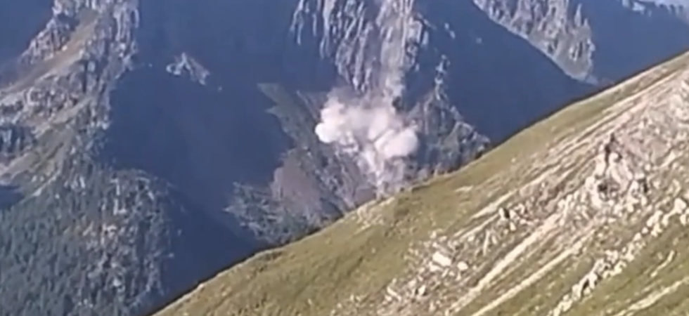 Il boato e una grande nuvola di polvere mentre i massi precipitano dal versante della montagna