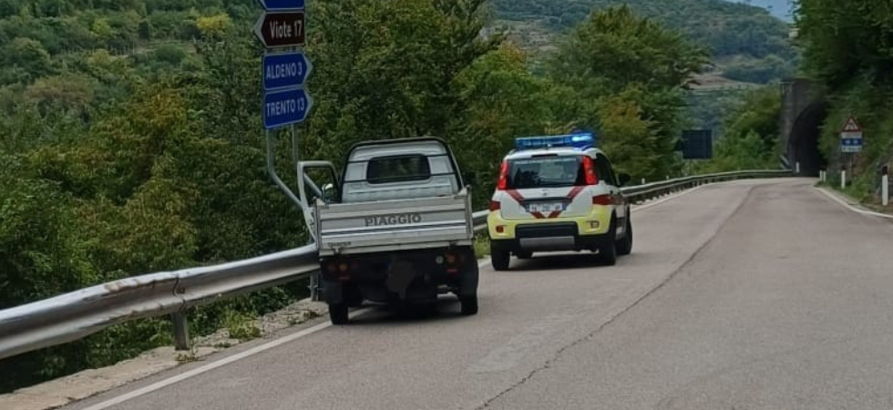 Anziano sbanda con l'Apecar e si schianta contro il guardrail, trasportato in ospedale con l'elicottero