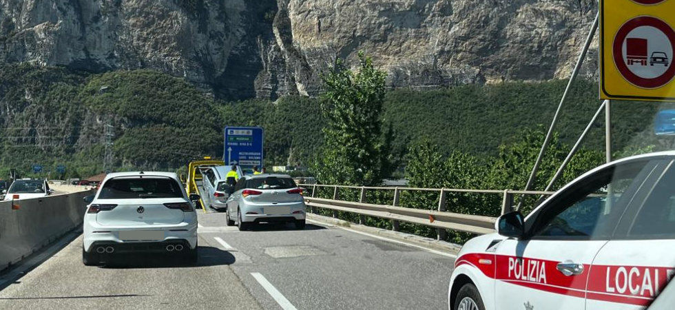 Incidente in tangenziale, un tamponamento crea forti rallentamenti al traffico