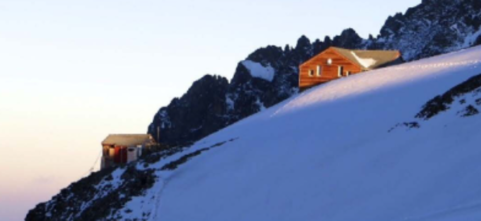 Troppo caldo, chiude il rifugio a 3.600 metri di quota: "Vie di accesso pericolose a causa delle temperature anomale"