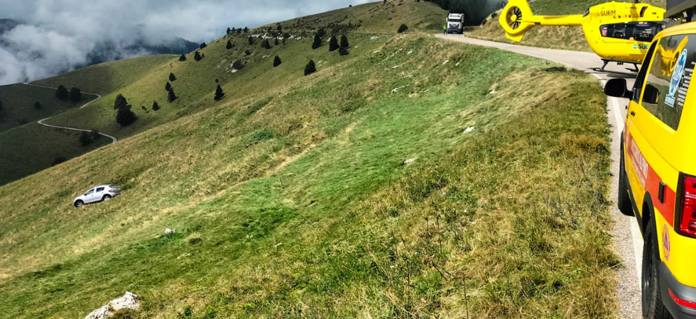 Brutto incidente stradale in montagna, perde il controllo dell'auto che finisce in un pendio e scoppiano gli airbag