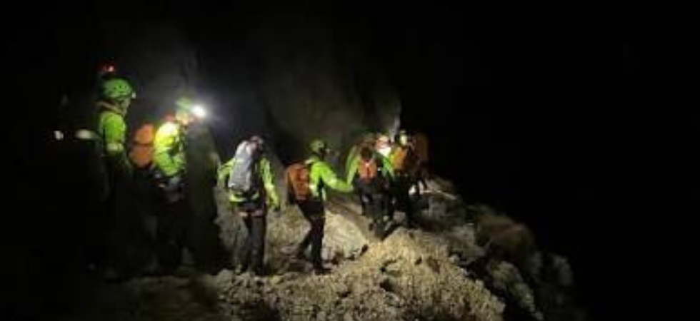 Due coppie di amici settantenni perdono il sentiero e rimangono bloccati vicino a uno strapiombo