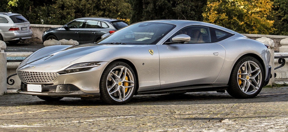 Una Ferrari Roma grigia (foto imagoeconomica) Una Ferrari Roma grigia (foto imagoeconomica)