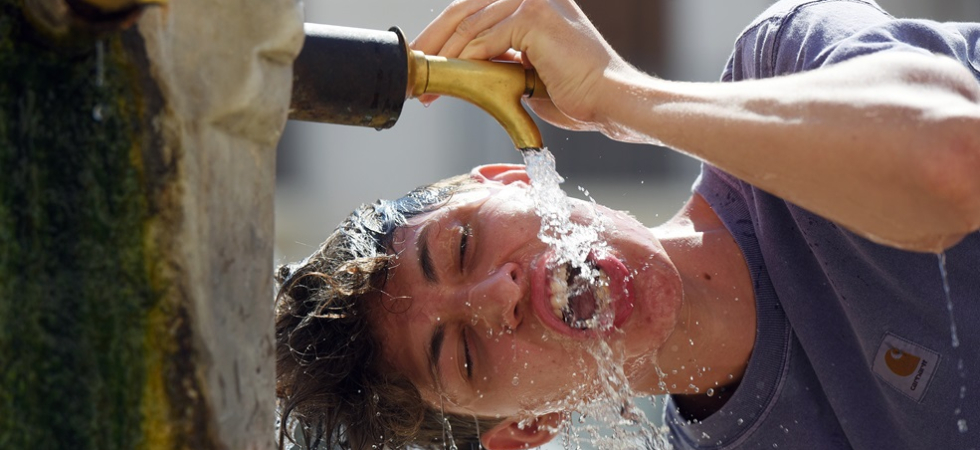 Foto di Imagoeconomica Il caldo non molla la presa, allerta della Protezione civile fino a dopo Ferragosto ma attenzione ai temporali con grandine