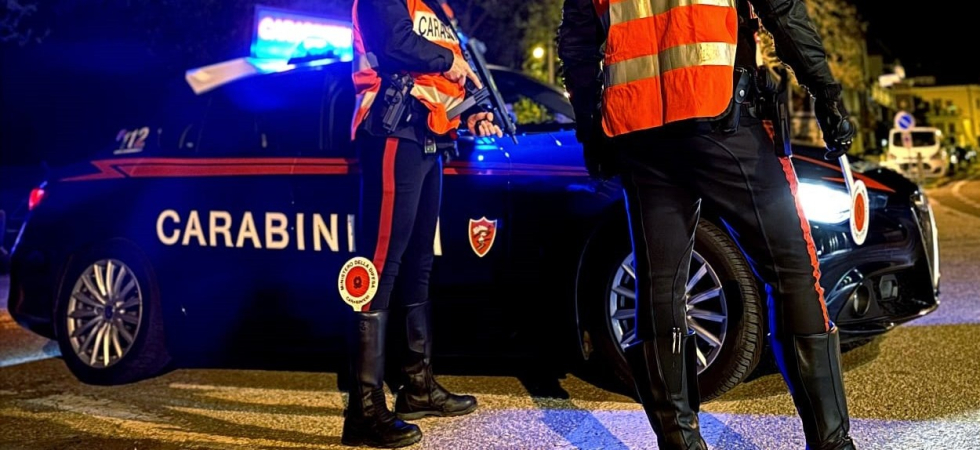 In un locale del centro con un coltello da 27 centimetri e un paio di forbici: disarmato e denunciato un uomo