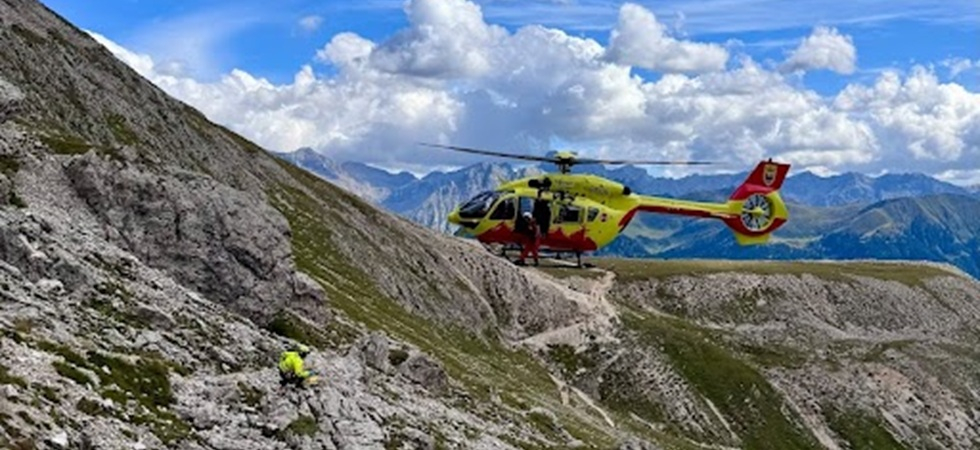 Scivola sul sentiero e precipita, finendo sulle rocce: un 71enne elitrasportato in ospedale in codice rosso