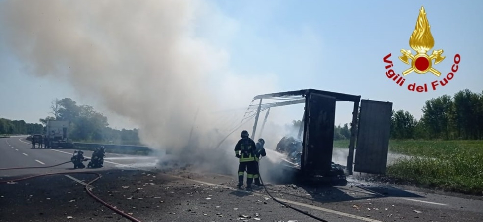 Il fumo visibile a distanza in autostrada e le fiamme avvolgono il mezzo pesante