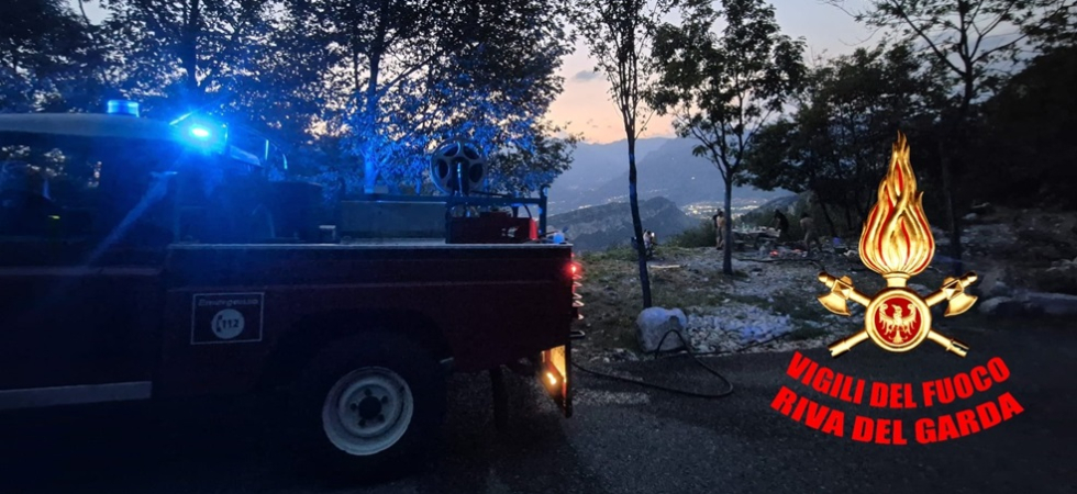 Il fumo si alza dal bosco, un odore acre e le fiamme, intervento dei vigili del fuoco per spegnere un incendio sul Baldo
