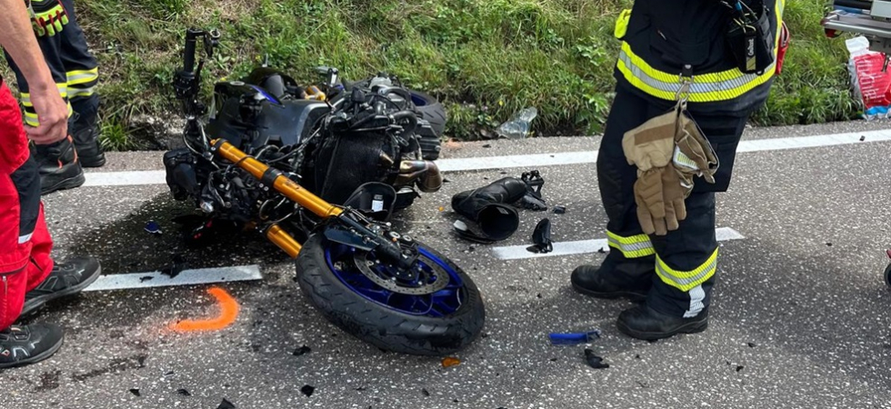 Frontale tra due moto sui tornanti del passo, tre persone finiscono sull'asfalto