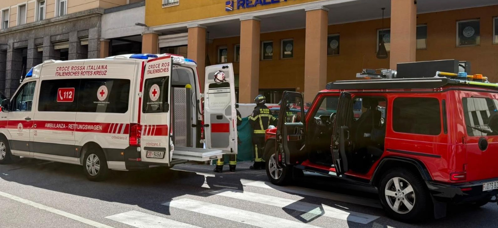 Terribile incidente in città, donna travolta da un'auto davanti alla farmacia: 67enne muore dopo giorni in ospedale