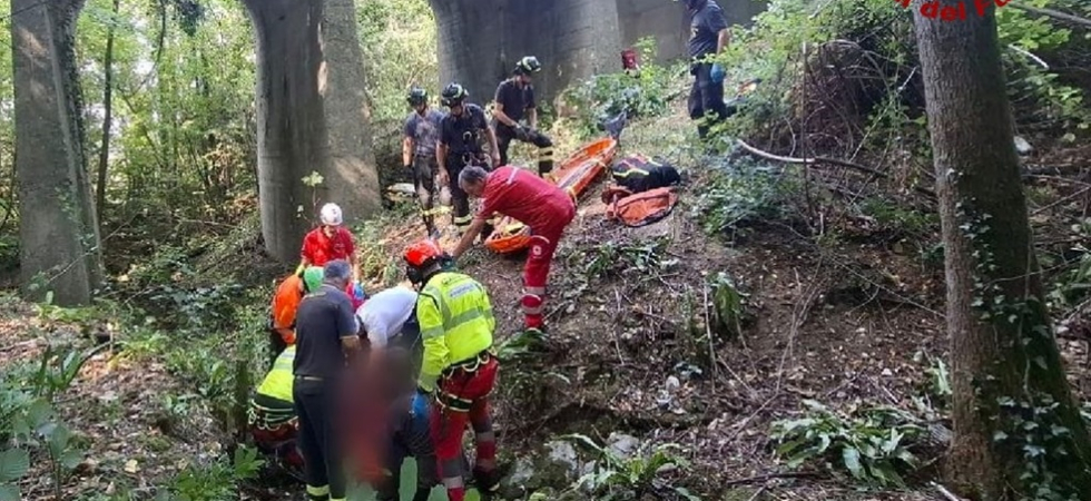 Pauroso incidente, perde il controllo della moto e precipita nel dirupo: un volo di svariati metri nel bosco fino al ruscello
