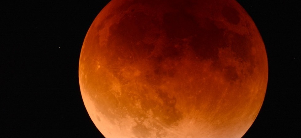 Dopo l'eclissi totale di sole arriva quella di luna: ecco dove e quando sarà possibile assistere all'atteso fenomeno