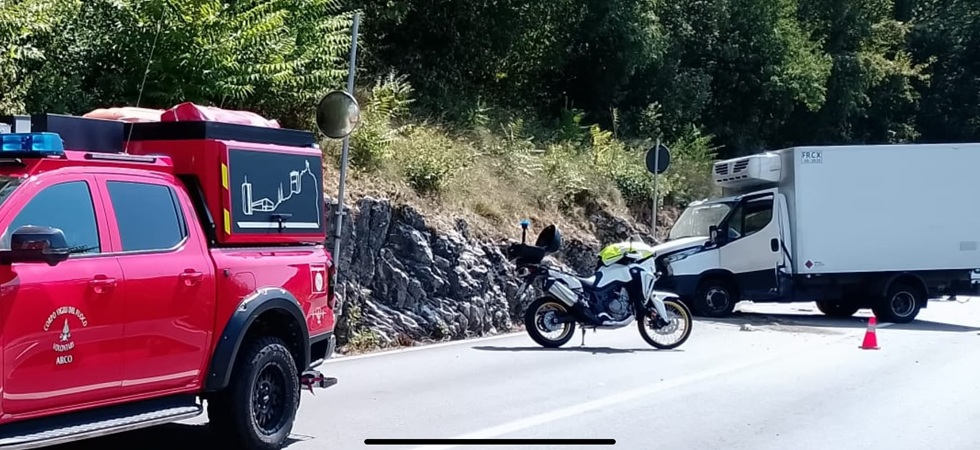Il furgone sbanda e finisce contro la roccia
