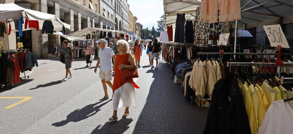 Mercato del sabato, buona la prima nella nuova sede: solo 5 auto rimosse, commercianti soddisfatti
