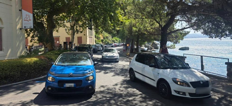 Troppe auto dei turisti e i pedoni, con carrozzine e passeggini