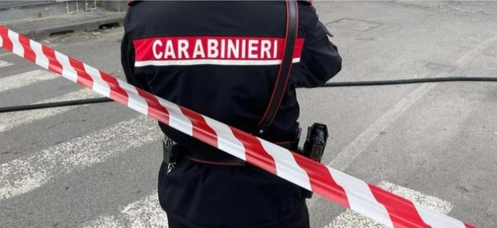 Macabra scoperta in un edificio in centro, trovato il cadavere di un 22enne