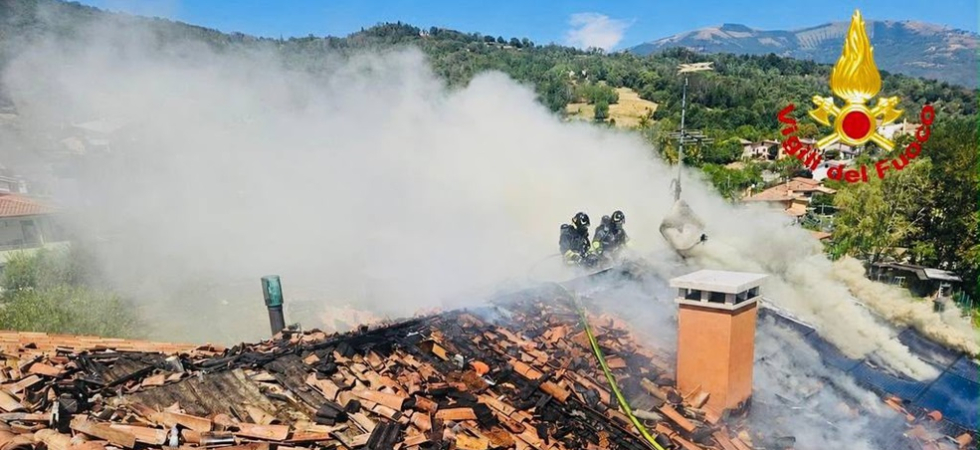 Una colonna di fumo e le fiamme che divampano dall'impianto fotovoltaico