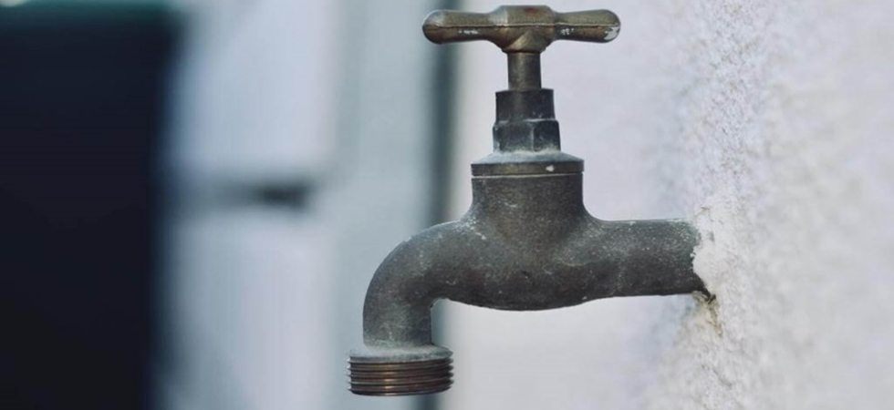 Caldissimo e siccità, i Comuni chiudono le fontane e chiedono di non sprecare l'acqua: "Non è più una risorsa scontata"