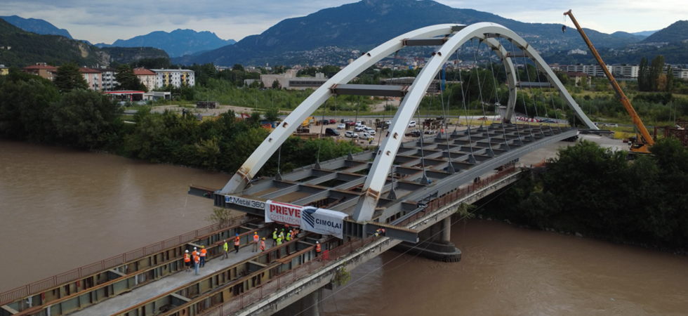 Lo spettacolare varo del nuovo ponte di Ravina: la struttura posizionata sul vecchio attraversamento che sarà demolito
