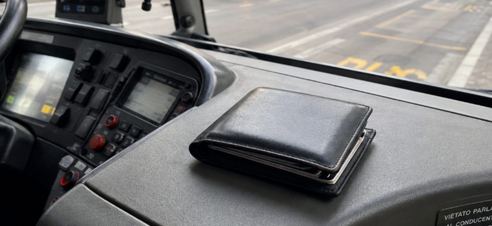 Ruba il portafoglio a un autista di autobus ma viene rintracciato e colto in flagrante mentre lo sta svuotando